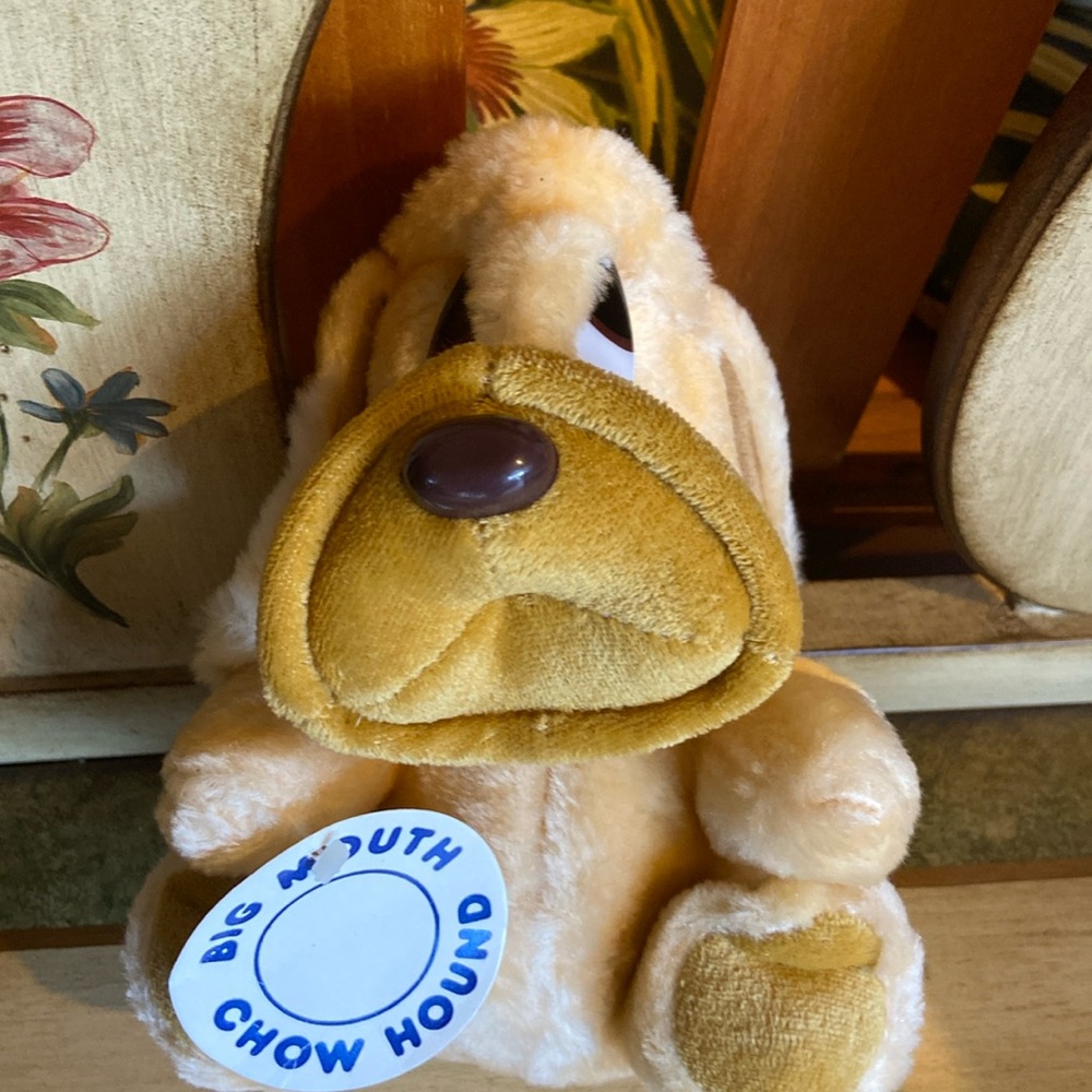 7 inch 1987 vintage Gifco big mouth, chow hound, plush stuffed animal dog